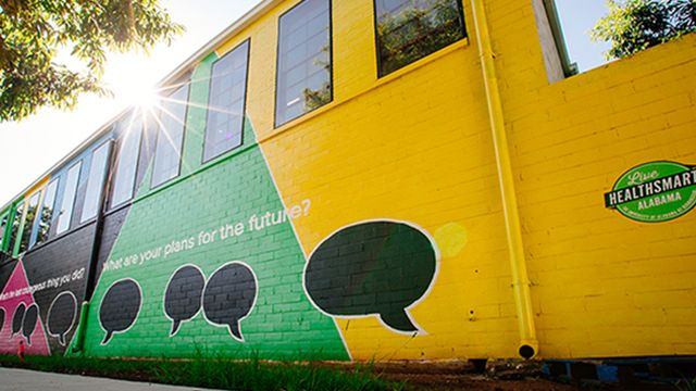 Alabama NewsCenter — Painting a movement: Live HealthSmart Alabama murals in Kingston and Titusville reenergize public spaces
