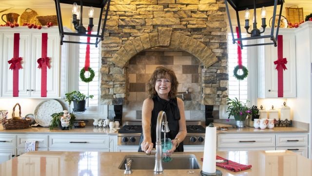 Alabama NewsCenter — Couple bring warmth of holidays to home on Alabama’s Weiss Lake