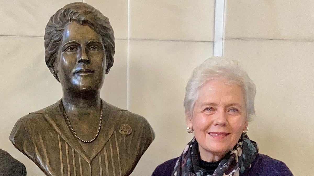 Alabama NewsCenter — Alabama sculptor Clydetta Fulmer immortalizes pioneers in bronze