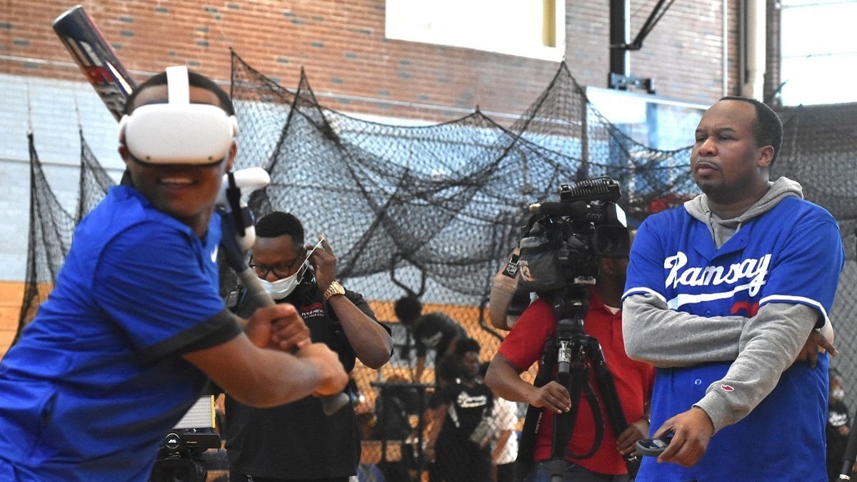 Alabama NewsCenter — Comedian Roy Wood Jr. gives VR equipment to Ramsay High