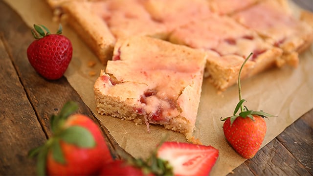 Alabama NewsCenter — Recipe: Fresh Strawberry Blondies