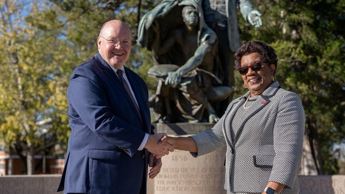 Alabama NewsCenter — Auburn University, Tuskegee University sign agreement to create umbrella partnership